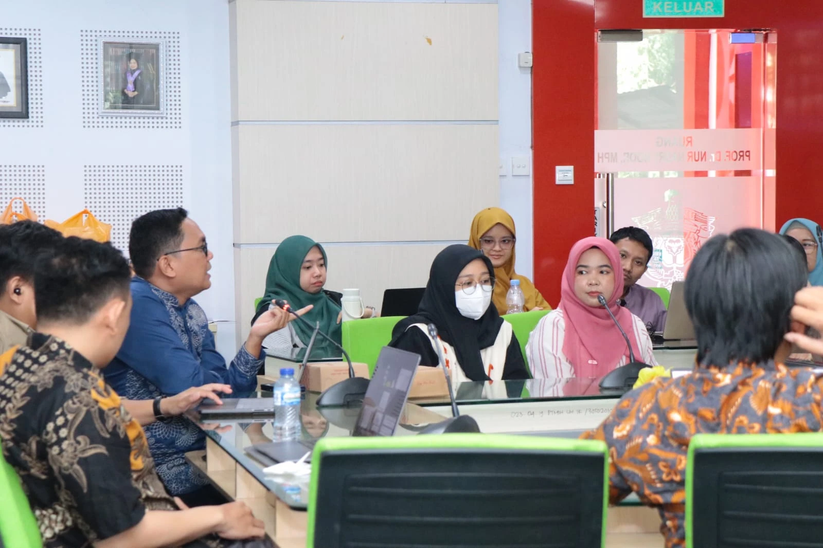 Panitia lintas departemen Fakultas Kesehatan Masyarakat Unhas saat menggelar rapat awal persiapan ICNPH 3. Konferensi yang akan dilaksanakan pada April 2026 ini bertujuan untuk memperkuat posisi akademik FKM Unhas di kancah global dan membangun jejaring penelitian untuk mencari solusi inovatif terhadap tantangan triple burden of malnutrition.